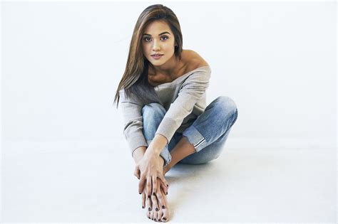 Summer Bishil's Feet