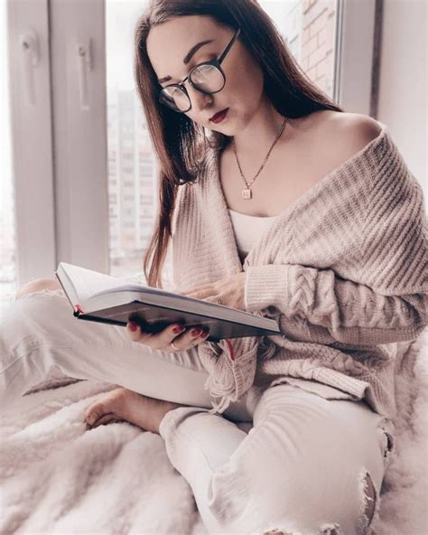 Девушка с книгой | Мода подборка фотография, Женские позы, Фотосессия