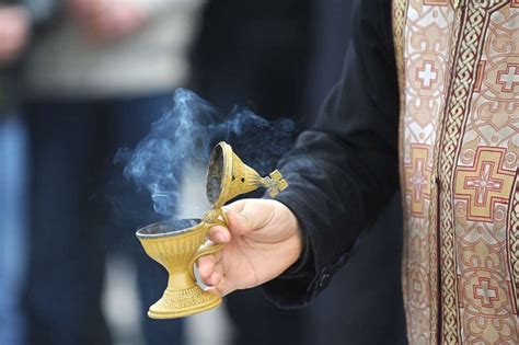 Верници масовно купуваат темјан – Religija