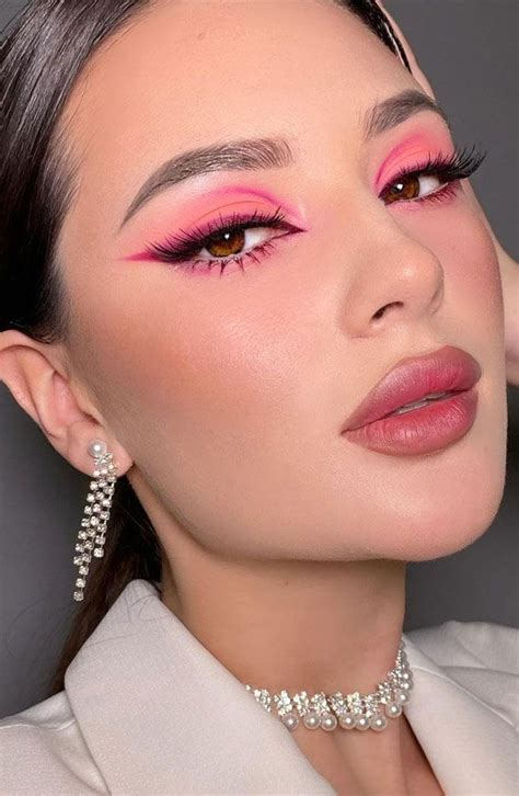 Gorgeous Makeup Trends To Be Wearing in 2021 : Pink Watercolor Eye ...