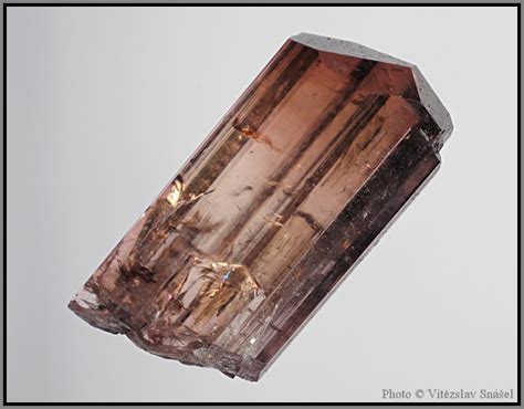 Minerály Elbait (var. Rubelit) z lokality Malkhan, Rusko
