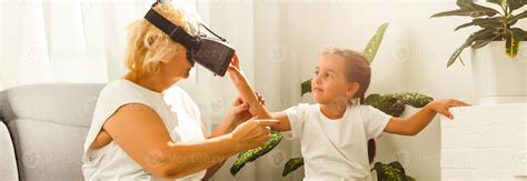 familia relación Entre abuela y nieta. contento antiguo mujer jugando