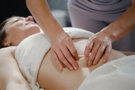 Como Massagear A Barriga Para Evacuar - Massagem para perder barriga: benefícios e como fazer - Tua Saúde