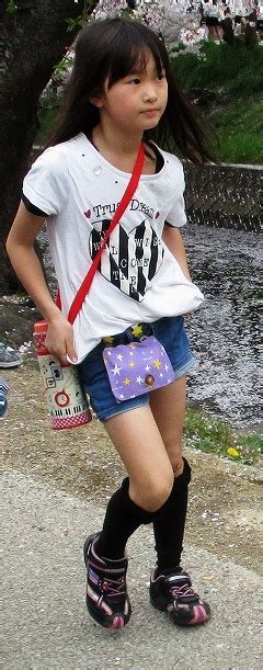 隙間が気になるショートパンツをはいている天然JSって最高！！だと思える画像 - 光速がぞうちゃんねる
