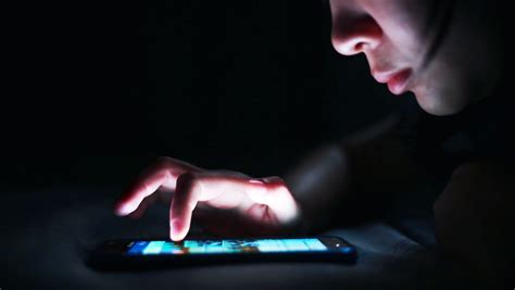 Гар утасны гэрэл таны биед ингэж нөлөөлнө