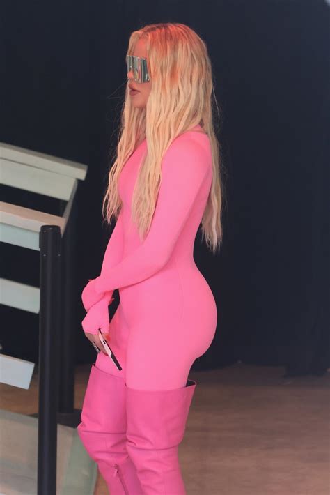 Khloe Kardashian shows off her real butt and suffers NSFW wardrobe