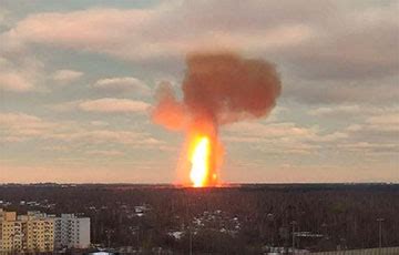 Под Петербургом после мощного взрыва поднялся огромный огненный столб ...