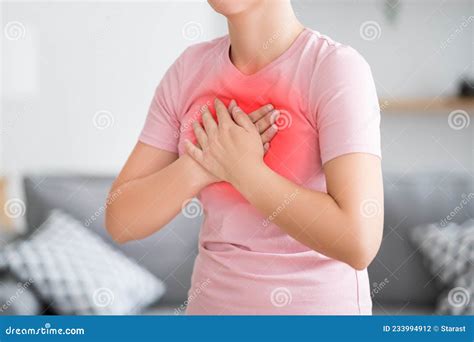 сердечный приступ у женщины с болью в груди Стоковое Фото - изображение ...