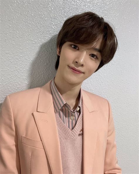 10 Potret Sungchan NCT Saat Jadi MC Inkigayo