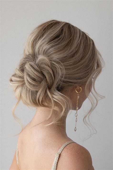 Easy messy updo hairstyle – Artofit