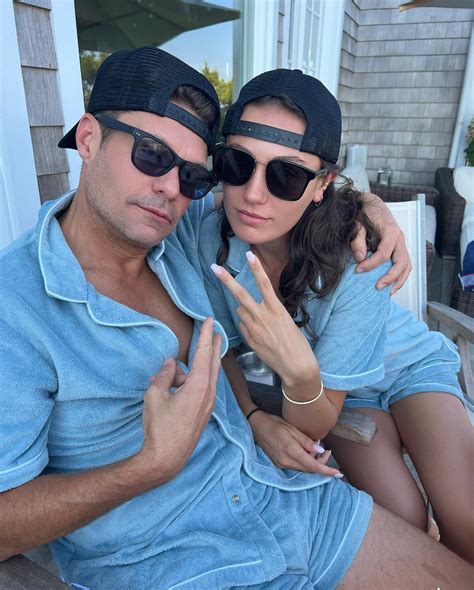 Ryan Seacrest’s girlfriend Aubrey Paige flaunts toned stomach in sports