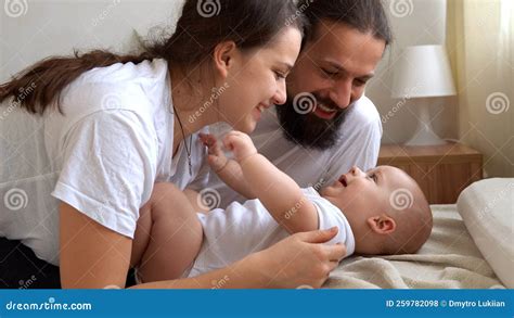 Homem E Mulher Fazendo Filhos - Mulher E Homem Com Recém-nascido. Mãe Pai E Bebê Na Cama. Vestiário ...