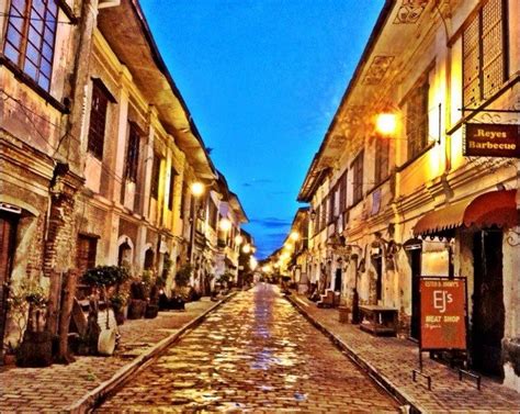 calle crisologo vigan city  night vigan city aesthetic calle