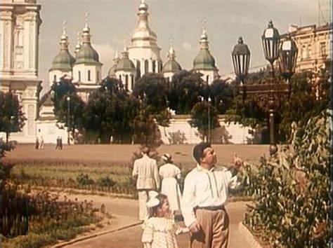 Жінки з кошиками на Хрещатику, старий годинник на Інститутській та ...