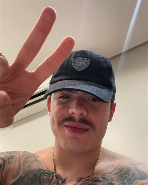 Thomaz Costa 🇧🇷 | Barba 1, bigode 2 ou zerado 3? 💬👇 | Instagram