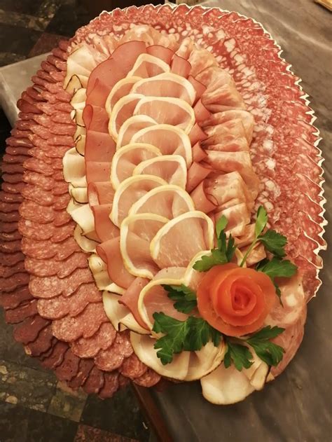 Мясная тарелка | Еда для вечеринки, Сервировка пищи, День рождения блюда
