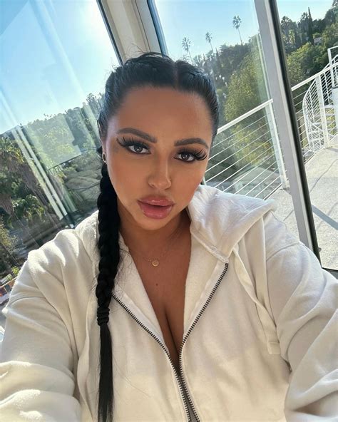 Zoey Foxx Biography: Life, Career & Net Worth 2025