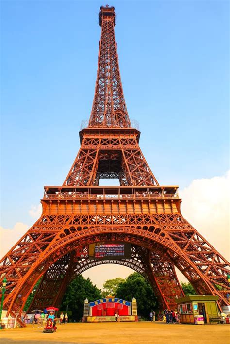 Eiffel Tower Replica at Shenzhen Windows of the World Theme Park, China ...