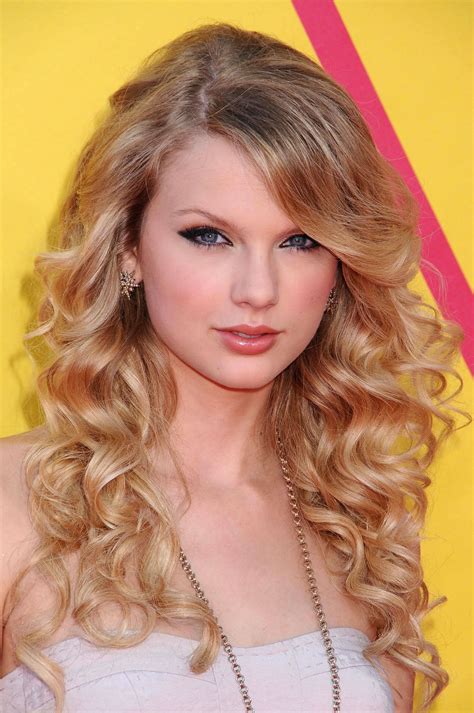10 Iconic Taylor Swift Hairstyles We Love