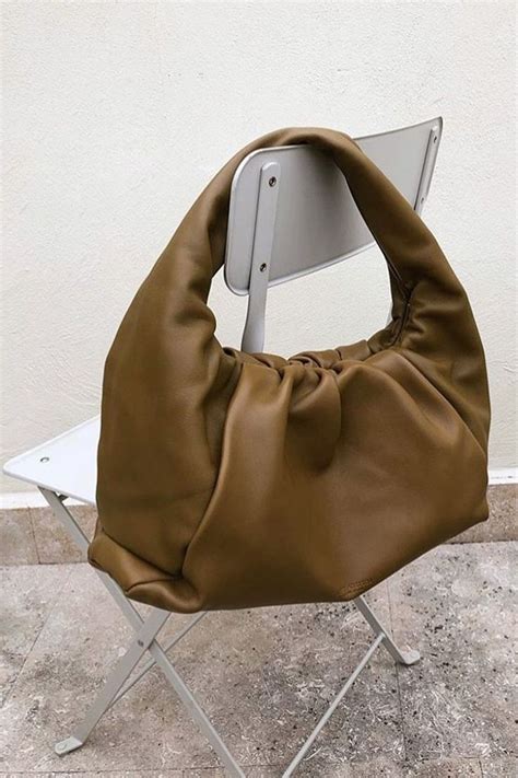 Сумка-«круассан» — ваша лучшая подруга в этом сезоне | Vogue Russia Bag ...