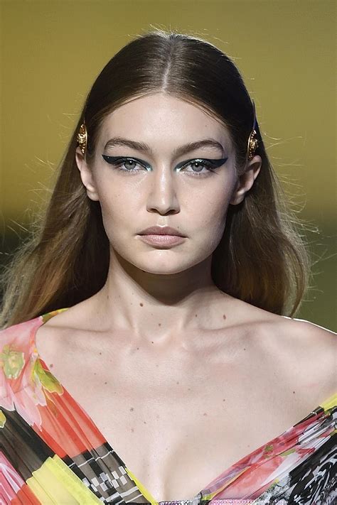 Bella e Gigi Hadid, le sorelle simulano il peccato posando nude con le