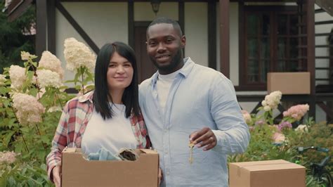 portrait de un africain mari et caucasien épouse avec des boites dans
