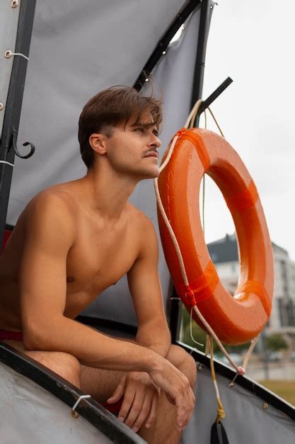 Portrait D'homme En été Avec Une Esthétique Des Années 80 Et Une Bouée ...