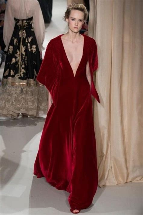 История красного платья Valentino | Vogue Ukraine | Aftonklänningar ...