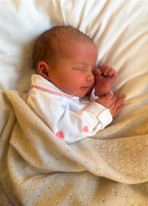 La princesse Ines dorlotée par ses trois grands frères