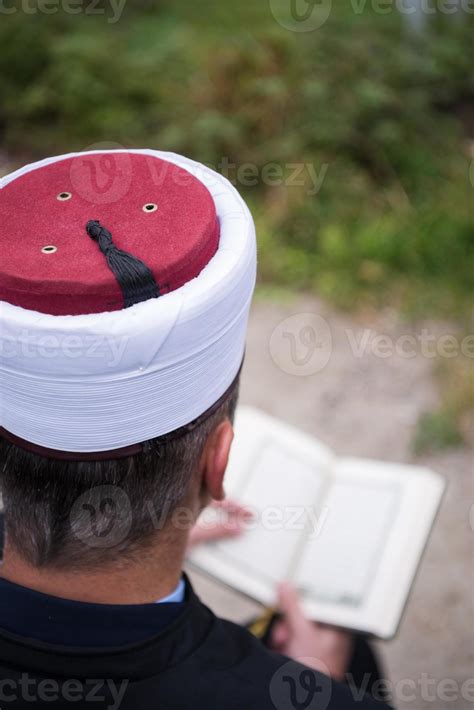 quran holy book reading by imam on islamic funeral 10698294 Stock Photo ...