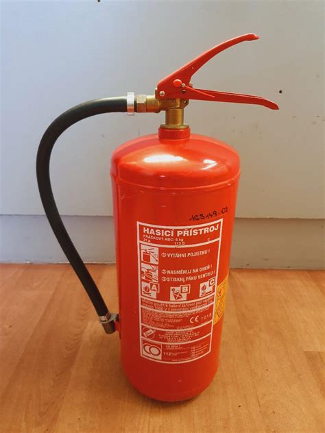 PRÁŠKOVÝ HASICÍ PŘÍSTROJ 6KG | Aukro