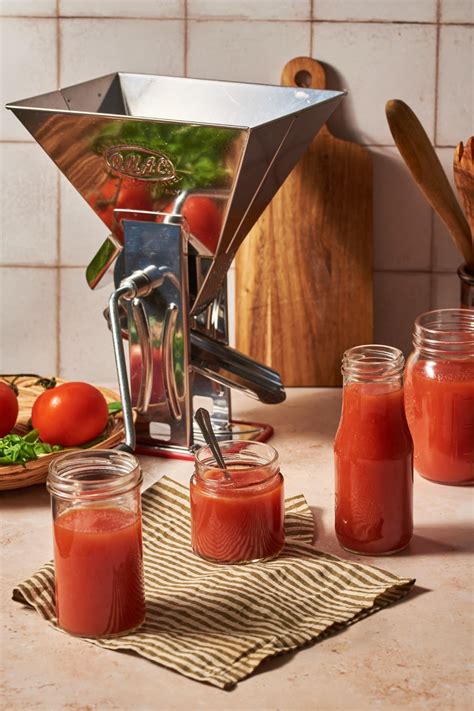 Authentic Tomato Passata Recipe [Passata di Pomodoro] - Gusto Saporito