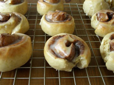 how to make a glaze for cinnamon buns