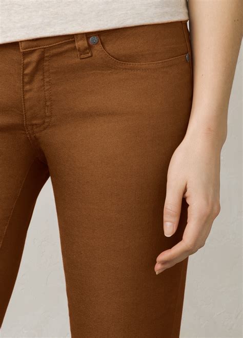 Sustainable denim brands will soon release buckle pants 2