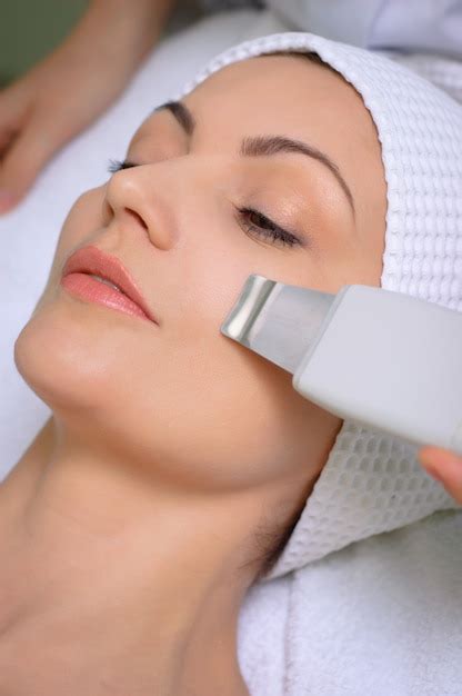 Premium Photo | Ultrasound skin cleaning at beauty salon