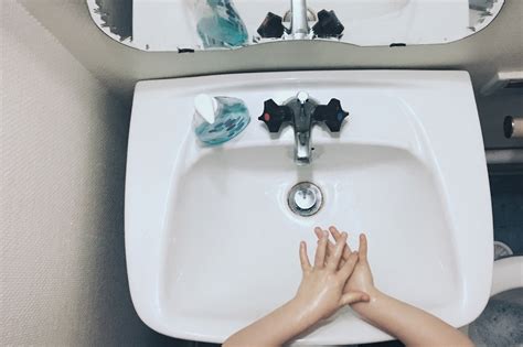 тапети : ръце, вода, червен, размисъл, син, студ, огледало, сапун, баня ...