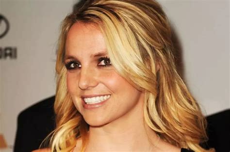 britney spears heads   york  finalize  factor deal