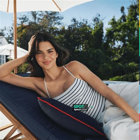 Kendall Jenner Outfits : Maillot de bain une pièce rayé porté sur le