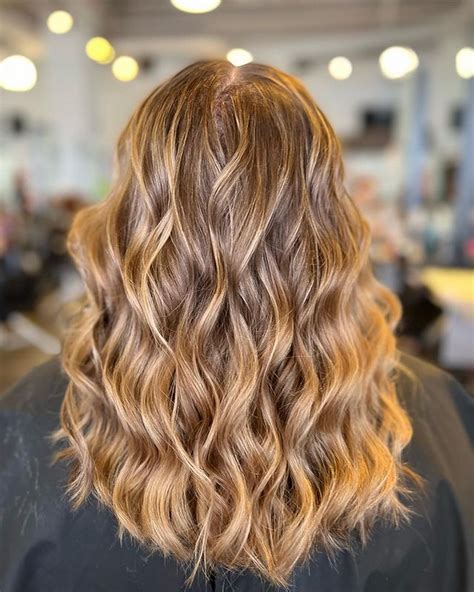 Stylists explain how to get the honey blonde hair color 3