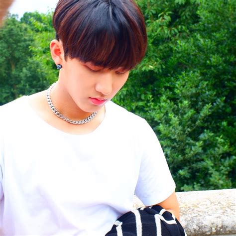 Bangchan datang ke Bar itu untuk mencari orang yang bisa membuatnya p ...