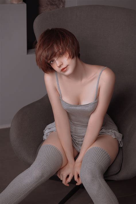 Influencers react as the blonde short hair bangs look goes viral 8