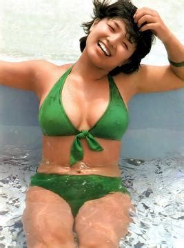 榊原郁恵 水着画像77枚！全盛期の劇的な乳首ポッチやパンチラキタコレwww | アイドル村-グラビアお宝エロ画像まとめサイト