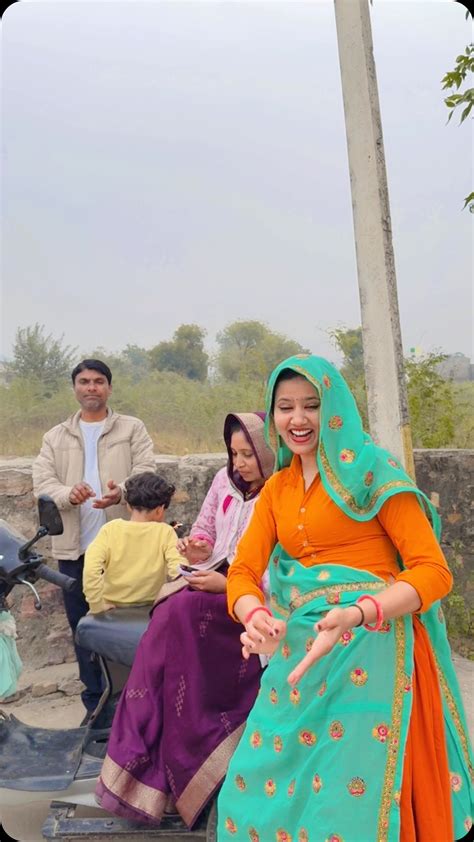 Reena Meena | मम्मी के कपड़े 😂 . . . . . . . . . . @reena_vlogs