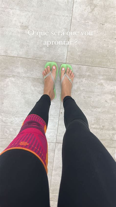 Keyla Alves's feet