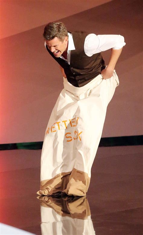 11 Männer, die mit ihren Eiern spielen