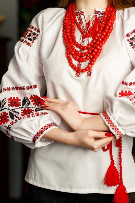 Класична жіноча вишиванка з червоно - чорною вишивкою