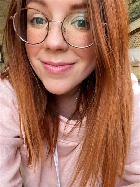 Do you like redheads with glasses? 💋🤓 : r/SFWRedheads