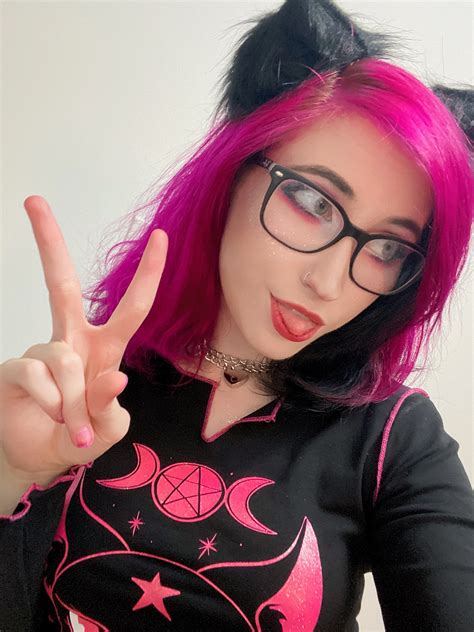 Chisai @ Quebec City ComicCon on Twitter: "Hi hello I exist or smn