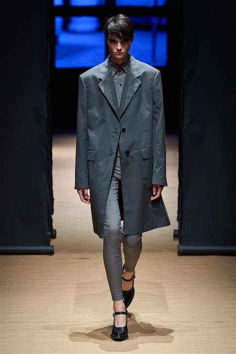 actualizar  imagen prada fashion week  abzlocalmx