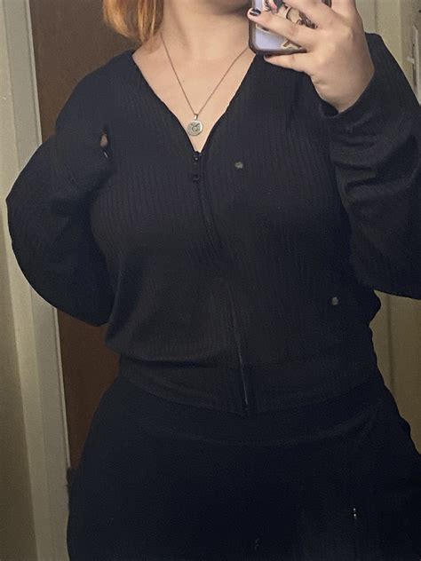 mj on Twitter: "look at my chunky ass hand RUINING THE PIC https://t.co